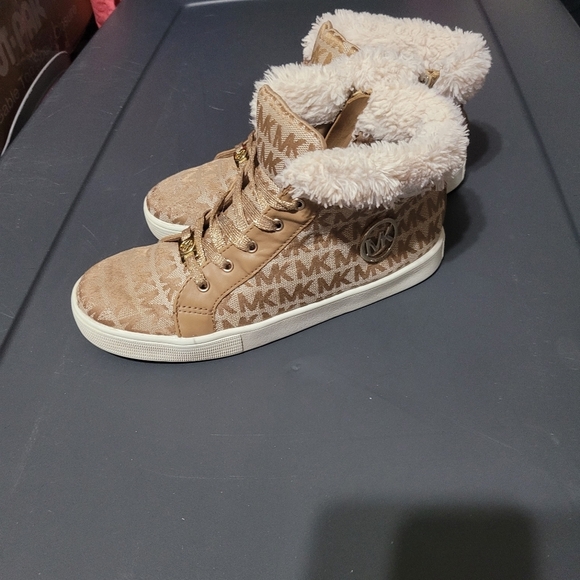 Micheal Kors big kids MK sneakers with fur Size 4 - Picture 3 of 9